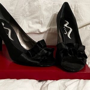 Vintage 90’s does 50’s Nina satin heels